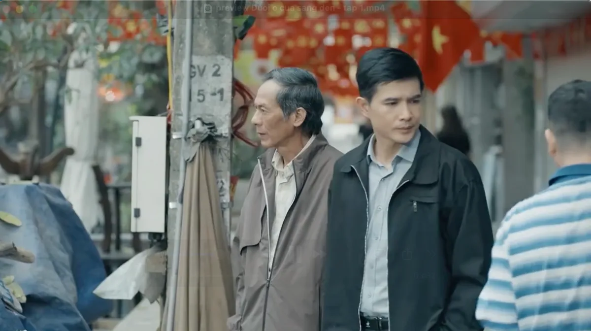 Dưới ô cửa sáng đèn - Tập 1: Cha con ông Lương lo sốt vó khi Vân bán hàng khuyến mãi - Ảnh 4.