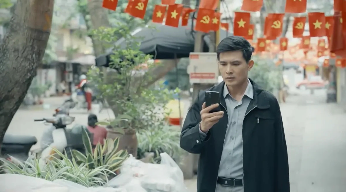 Dưới ô cửa sáng đèn - Tập 1: Cha con ông Lương lo sốt vó khi Vân bán hàng khuyến mãi - Ảnh 2.
