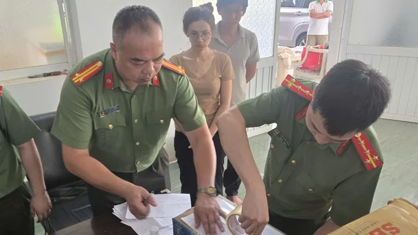 Bắt tạm giam giám đốc doanh nghiệp, thu giữ gần 100 tấn quặng phóng xạ - Ảnh 1.