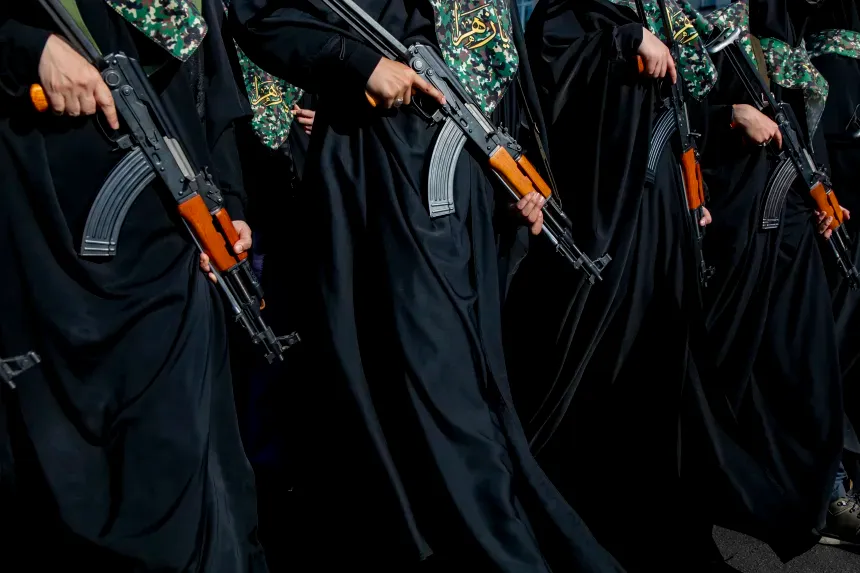 Xuất hiện nhiều điểm hướng dẫn dùng súng trên đường phố Iran- Ảnh 1. Xuất hiện nhiều điểm hướng dẫn dùng súng trên đường phố Iran- Ảnh 1.