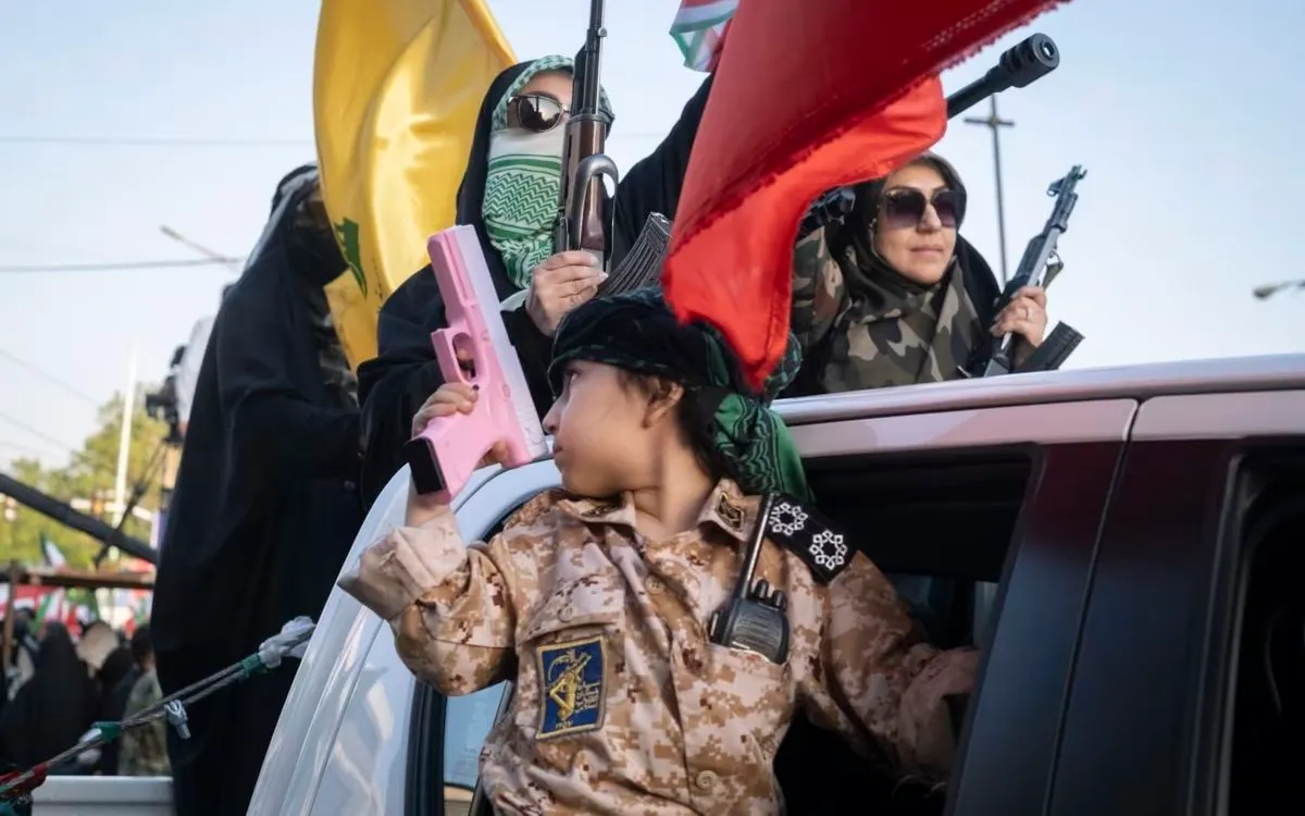 Một bé trai cầm súng nhựa trong cuộc tuần hành tại Tehran, Iran, ngày 17/4/2026. (Ảnh: NurPhoto/Getty Images)