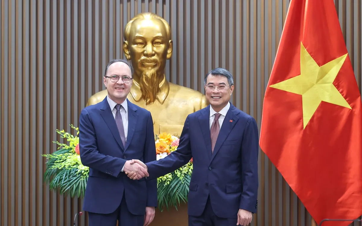 Thủ tướng Chính phủ Lê Minh Hưng tiếp Đại sứ Đặc mệnh toàn quyền Liên bang Nga tại Việt Nam Gennady Bezdetko - Ảnh: VGP/Nhật Bắc