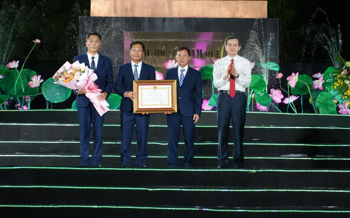 Uỷ viên Bộ Chính trị, Giám đốc Học viện Chính trị quốc gia Hồ Chí Minh Đoàn Minh Huấn trao tặng Huân chương Lao động hạng Nhất cho Khu di tích Kim Liên. 