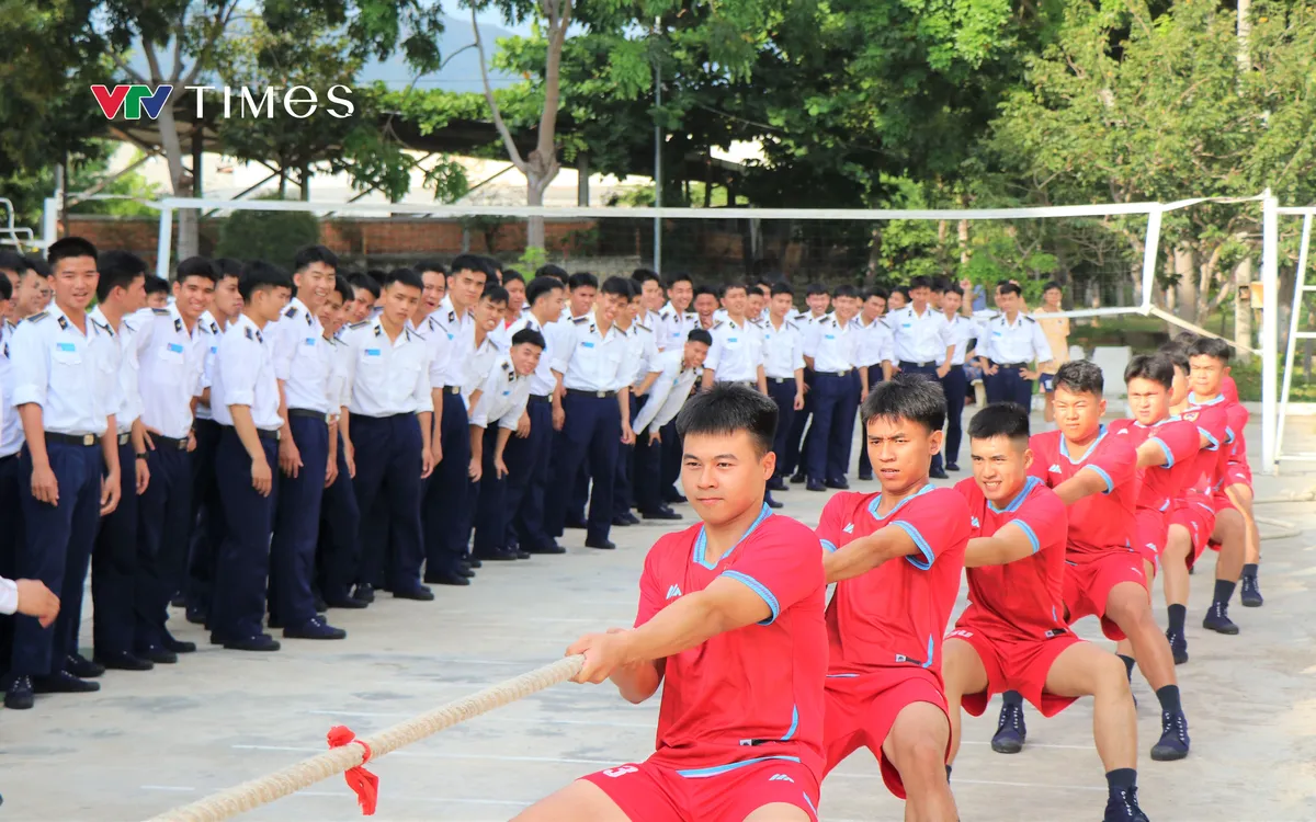 Một trận thi đấu kéo co tại Tiểu đoàn quản lý học viên đào tạo sĩ quan cấp phân đội.