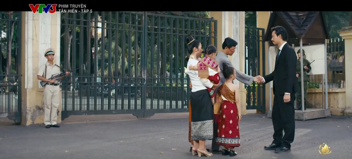 Tận hiến Tập 5 v&agrave; 6: Tho&aacute;t khỏi "hang h&ugrave;m", Nguyễn Th&agrave;nh bước v&agrave;o "chợ t&igrave;nh b&aacute;o" - Ảnh 7.