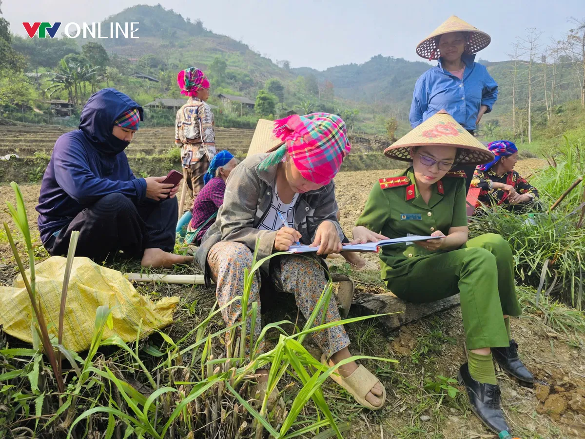 Nữ C&ocirc;ng an v&ugrave;ng cao học B&aacute;c từ những việc l&agrave;m gần d&acirc;n - Ảnh 2.