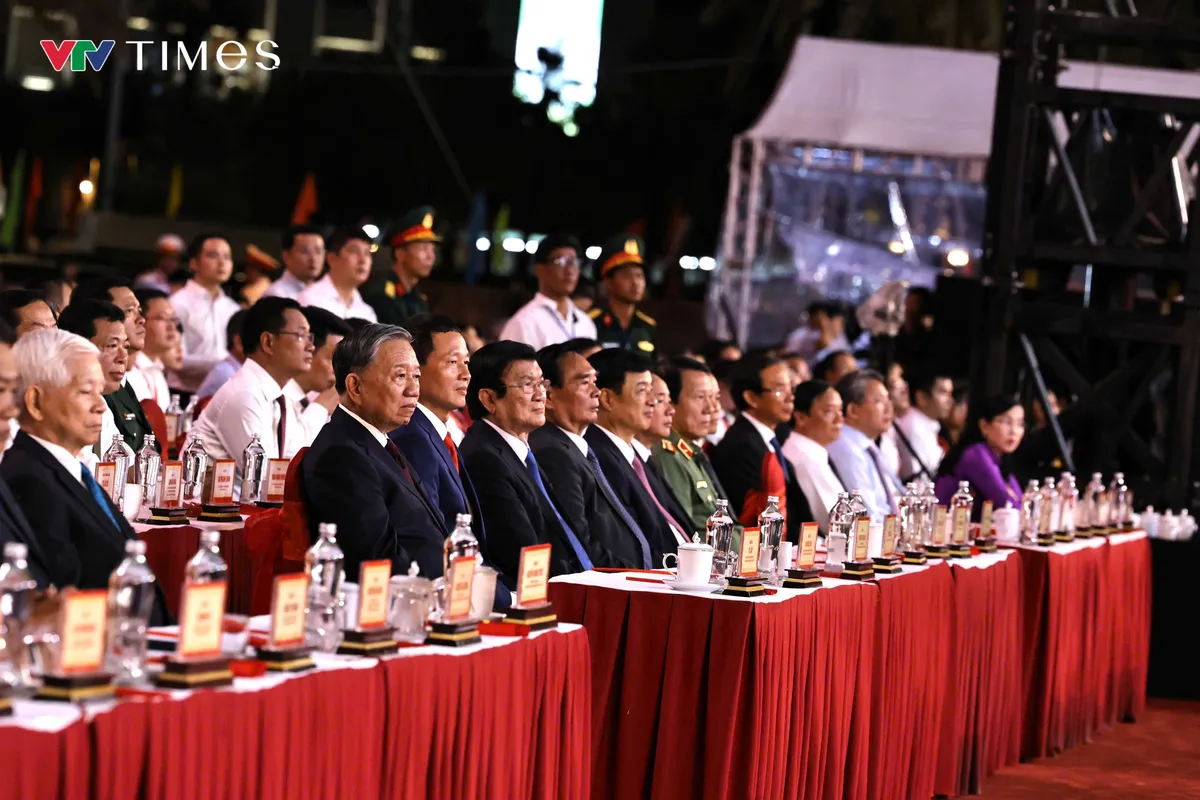 Tổng Bí thư, Chủ tịch nước Tô Lâm trao Nghị quyết của Quốc hội về thành lập thành phố Đồng Nai- Ảnh 1. Tổng Bí thư, Chủ tịch nước Tô Lâm trao Nghị quyết của Quốc hội về thành lập thành phố Đồng Nai - Ảnh 1.