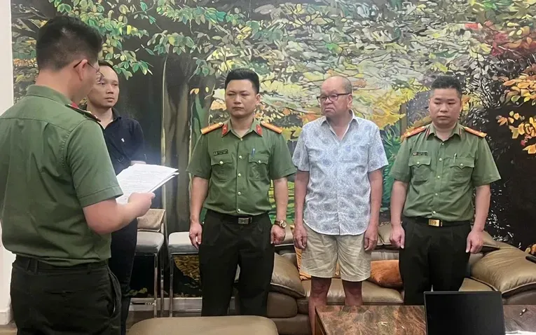 Cơ quan điều tra thực hiện Lệnh bắt với Trần Văn Quận. Ảnh: CACC