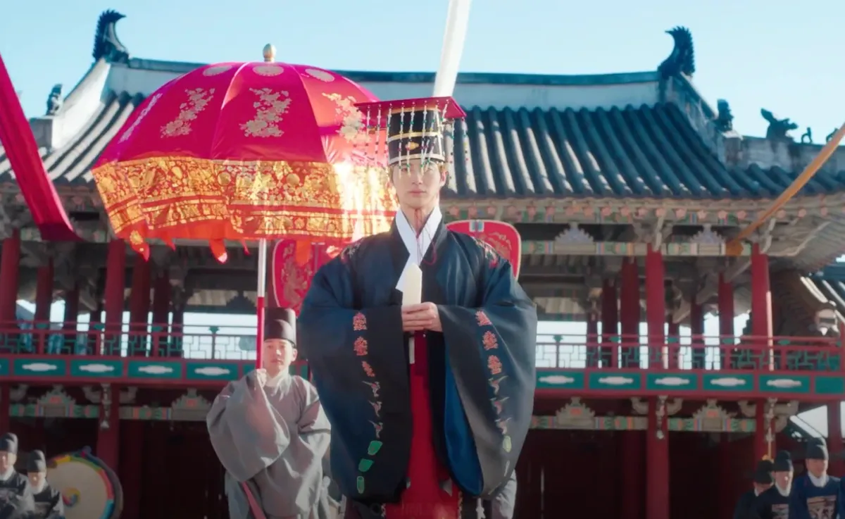 IU và Byeon Woo Seok xin lỗi về những tranh cãi xung quanh "Phu nhân đại quân thế kỷ 21"- Ảnh 2. IU và Byeon Woo Seok xin lỗi về những tranh cãi xung quanh "Phu nhân đại quân thế kỷ 21"- Ảnh 2.