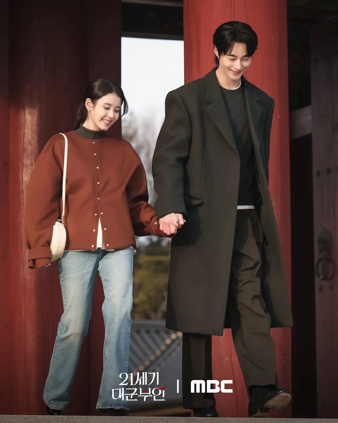 IU và Byeon Woo Seok xin lỗi về những tranh cãi xung quanh "Phu nhân đại quân thế kỷ 21"- Ảnh 4. IU và Byeon Woo Seok xin lỗi về những tranh cãi xung quanh "Phu nhân đại quân thế kỷ 21"- Ảnh 4.