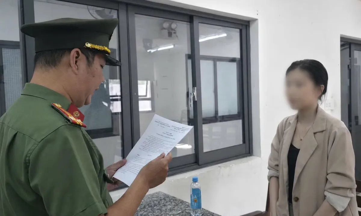 Xử phạt hai trường hợp thuê người thi chứng chỉ tiếng Anh để nhận bằng Thạc sĩ - Ảnh 1.
