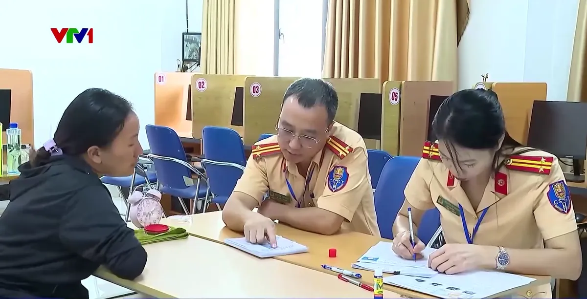 Đột ph&aacute; trong c&ocirc;ng t&aacute;c đ&agrave;o tạo v&agrave; cấp giấy ph&eacute;p l&aacute;i xe cho đồng b&agrave;o d&acirc;n tộc thiểu số - Ảnh 1.