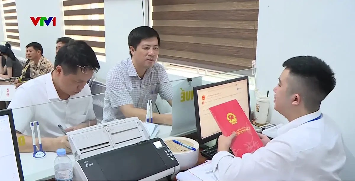 Điều chuyển c&aacute;n bộ cấp sở vượt số lượng về cơ sở - Ảnh 2.