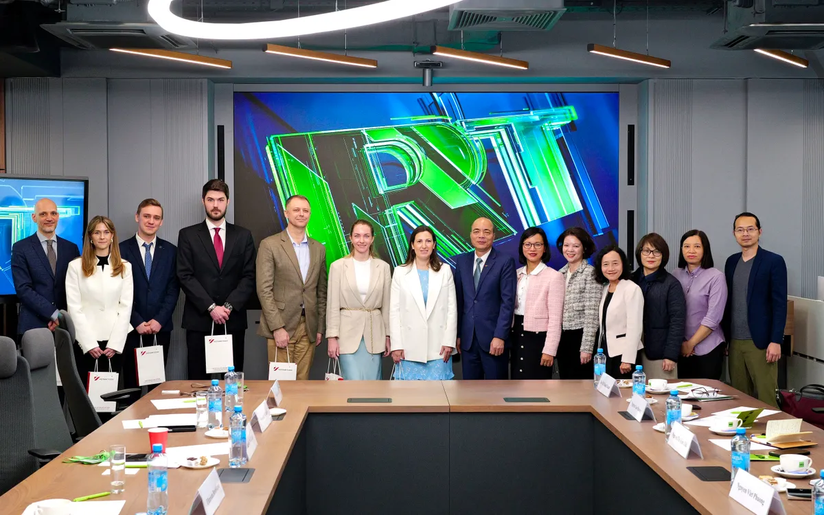 Đoàn công tác VTV chụp hình kỷ niệm cùng Kênh Russia Today