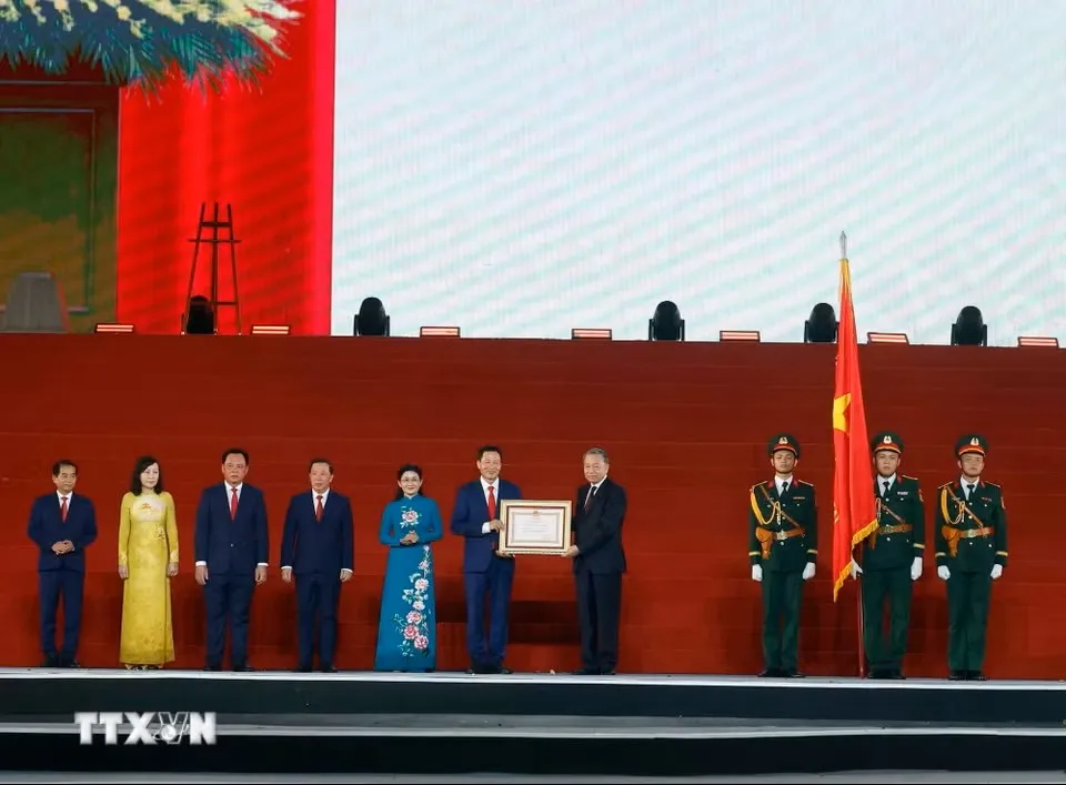 Tổng Bí thư, Chủ tịch nước Tô Lâm trao Nghị quyết của Quốc hội về thành lập thành phố Đồng Nai- Ảnh 3. Tổng Bí thư, Chủ tịch nước Tô Lâm trao Nghị quyết của Quốc hội về thành lập thành phố Đồng Nai - Ảnh 3.