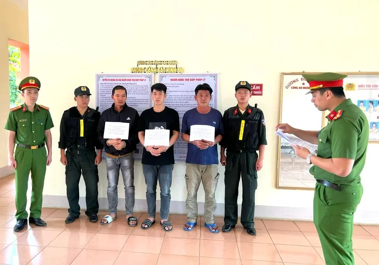 Triệt phá đường dây xuyên quốc gia làm giả gần 10.000 con dấu, tài liệu của cơ quan, tổ chức - Ảnh 1.