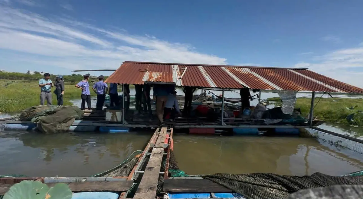 Đắk Lắk: Buộc tháo dỡ nhà nổi xây dựng trái phép trên hồ Ea Súp Hạ- Ảnh 1. Đắk Lắk: Buộc tháo dỡ nhà nổi xây dựng trái phép trên hồ Ea Súp Hạ- Ảnh 1.