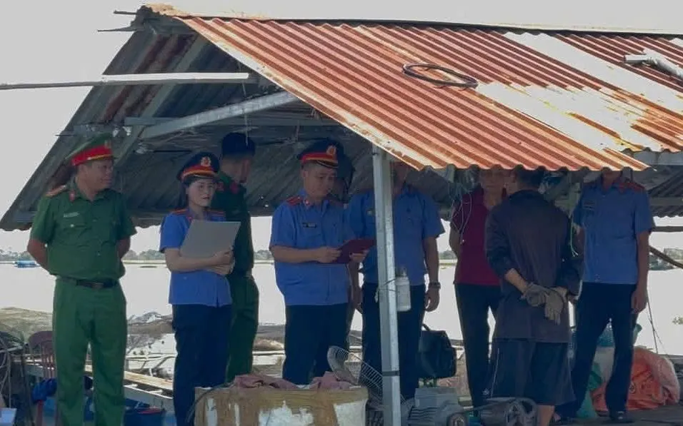 Cơ quan chức năng phát hiện một công trình nhà nổi được lắp dựng trái phép trên mặt hồ