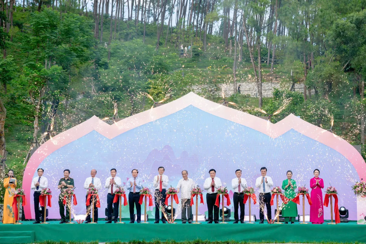 Khánh thành công trìnhThác 9 tầng trên quê hương Bác Hồ - Ảnh 1.