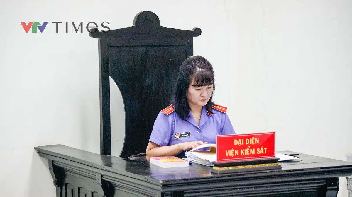 Người phụ nữ hành hung hàng xóm ở Hà Nội bị tuyên phạt 4 tháng 10 ngày tù, được trả tự do tại tòa - Ảnh 2.