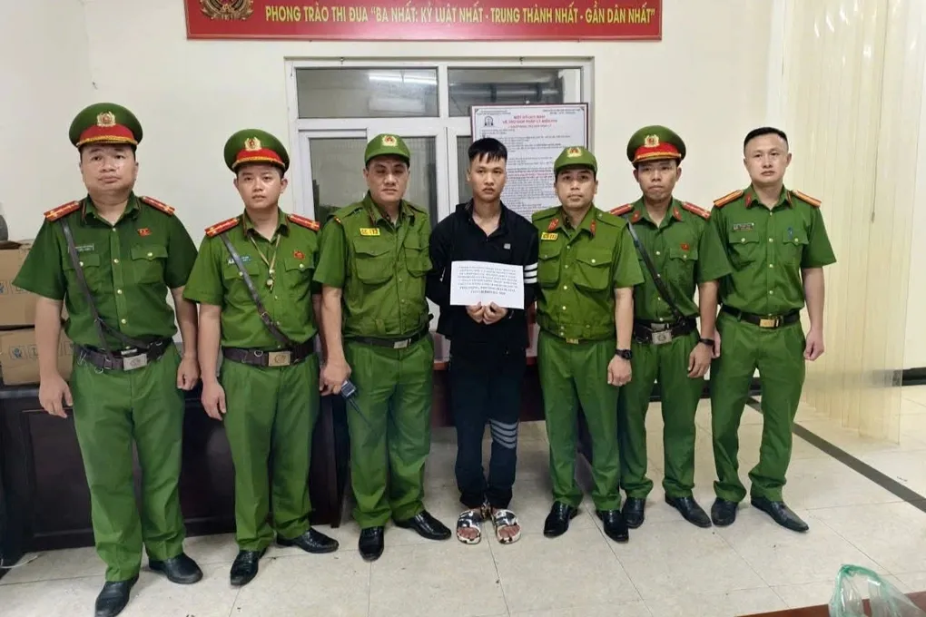 Khống chế nam thanh niên cướp tiệm vàng trên phố Vọng sau ít phút gây án- Ảnh 1. Khống chế nam thanh niên cướp tiệm vàng trên phố Vọng sau ít phút gây án- Ảnh 1.
