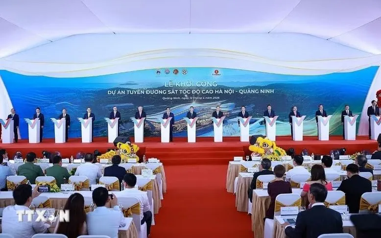 Thủ tướng Lê Minh Hưng và các đại biểu khởi công Dự án tuyến đường sắt tốc độ cao Hà Nội-Quảng Ninh. Ảnh: TTXVN
