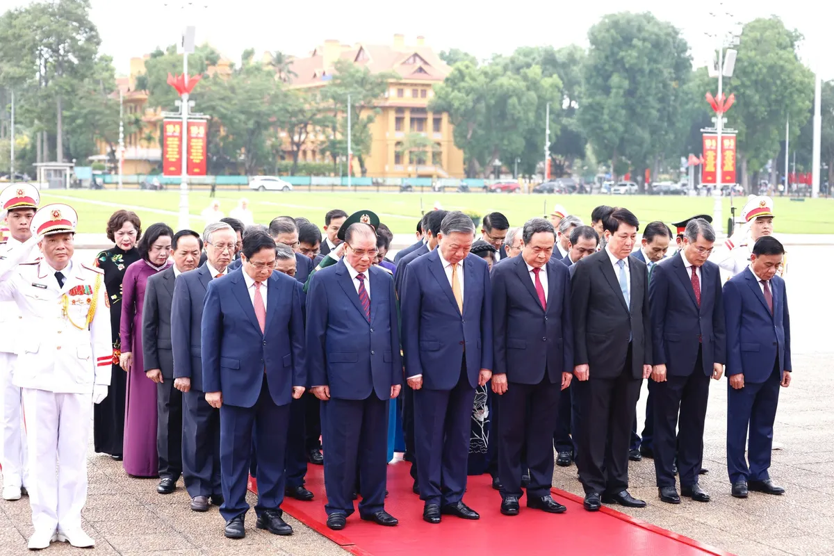 Lãnh đạo Đảng, Nhà nước vào Lăng viếng Chủ tịch Hồ Chí Minh nhân kỷ niệm 136 năm Ngày sinh của Người- Ảnh 2. Lãnh đạo Đảng, Nhà nước vào Lăng viếng Chủ tịch Hồ Chí Minh nhân kỷ niệm 136 năm Ngày sinh của Người- Ảnh 2.