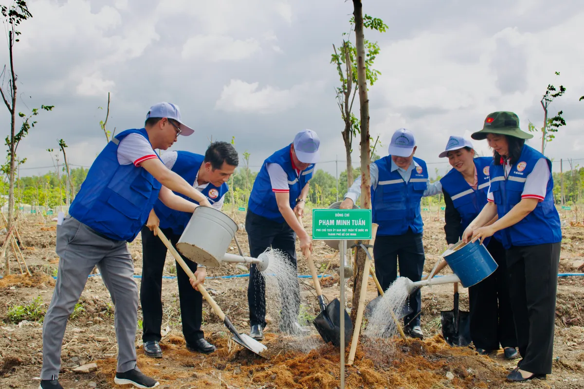 TP Hồ Chí Minh phát động Tết trồng cây “Đời đời nhớ ơn Bác Hồ” - Ảnh 2.