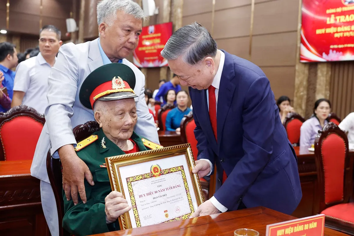 Tổng Bí thư, Chủ tịch nước: Đảng viên lão thành là chỗ dựa tinh thần tin cậy của nhân dân- Ảnh 2. Tổng Bí thư, Chủ tịch nước: Đảng viên lão thành là chỗ dựa tinh thần tin cậy của nhân dân- Ảnh 2.