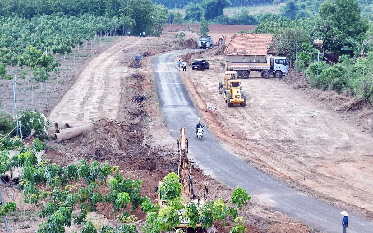 Dự án mở rộng đường từ trung tâm xã Tân Lợi kết nối tuyến ĐT 753 có chiều dài 9,2km, bề rộng mặt đường 32m, tổng mức đầu tư 41 tỷ đồng. Ảnh: Báo Đồng Nai