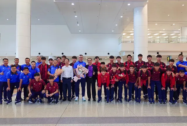 U17 Việt Nam rạng rỡ trở về sau chiến t&iacute;ch gi&agrave;nh v&eacute; dự World Cup- Ảnh 1.