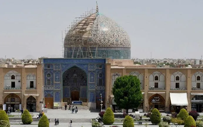 Đền thờ Hồi giáo Sheikh Lotfollah ở Isfahan, có niên đại từ thế kỷ 17, đang được trùng tu sau khi bị hư hại do các cuộc không kích của Mỹ và Israel (Ảnh: Getty Images)