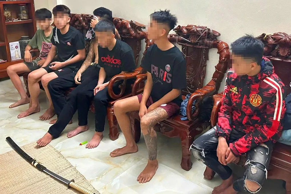 Thanh H&oacute;a bắt nh&oacute;m thanh thiếu ni&ecirc;n đi xe kh&ocirc;ng biển số, mang dao kiếm &ldquo;diễu phố&rdquo;- Ảnh 1.