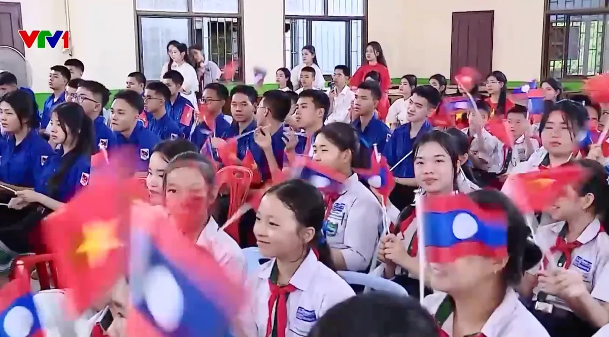 Thế hệ trẻ Việt Nam tại Lào hướng về Bác Hồ - Ảnh 1.