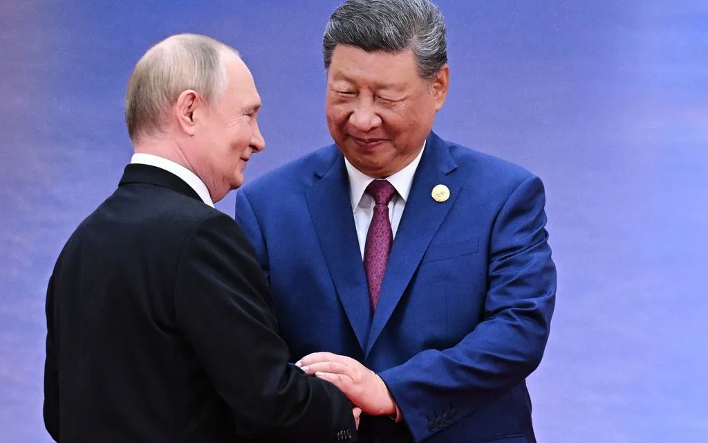 Tổng thống Nga Vladimir Putin (bên trái) và Chủ tịch Trung Quốc Tập Cận Bình trong một sự kiện tại Thiên Tân, Trung Quốc, ngày 31/8/2025. (Ảnh: AP)