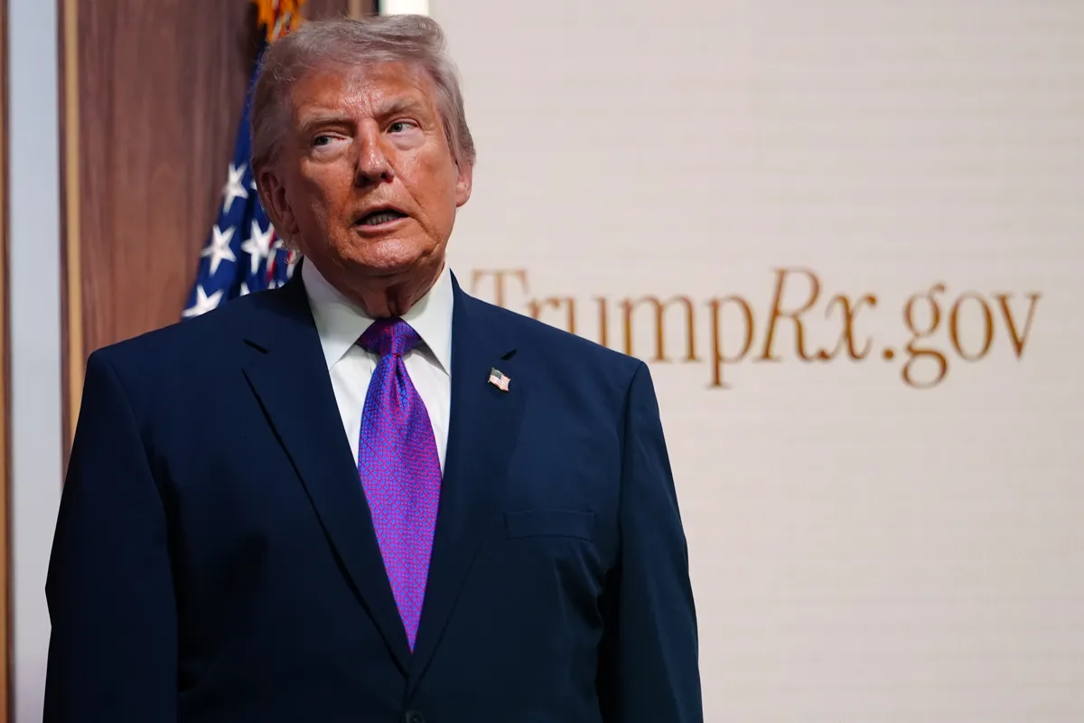 Tổng thống Trump tạm dừng kế hoạch nối lại tấn c&ocirc;ng Iran- Ảnh 1.