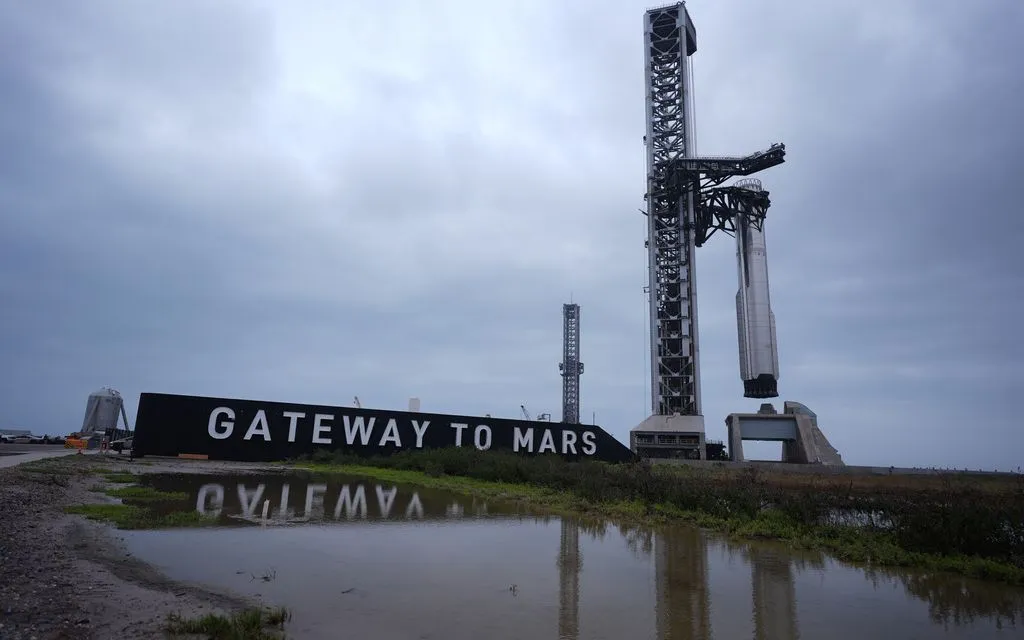Tên lửa đẩy của Starship được chuẩn bị cho chuyến bay thử tại Starbase, Texas, Mỹ, ngày 19/5/2026. (Ảnh: AP)