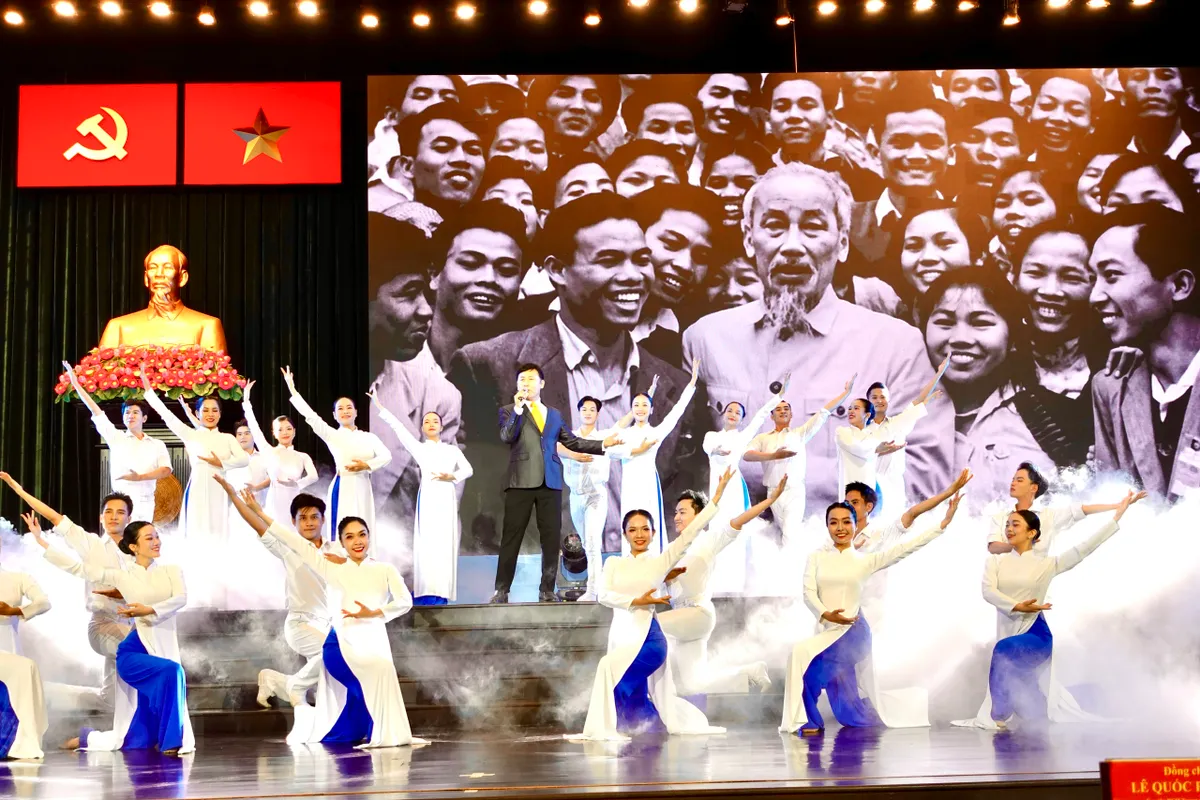 T&ocirc;n vinh những tấm gương điển h&igrave;nh trong học tập v&agrave; l&agrave;m theo đạo đức, phong c&aacute;ch Hồ Ch&iacute; Minh - Ảnh 1.
