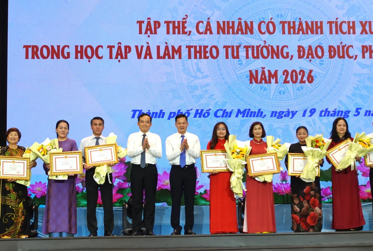 T&ocirc;n vinh những tấm gương điển h&igrave;nh trong học tập v&agrave; l&agrave;m theo đạo đức, phong c&aacute;ch Hồ Ch&iacute; Minh - Ảnh 2.