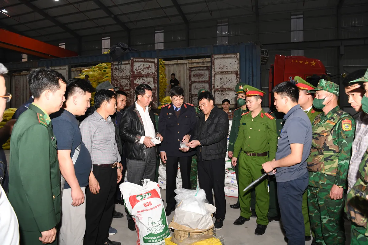 Triệt ph&aacute; đường d&acirc;y bu&ocirc;n lậu hơn 50 tấn caffeine ngụy trang bao xi măng, thức ăn chăn nu&ocirc;i - Ảnh 1.