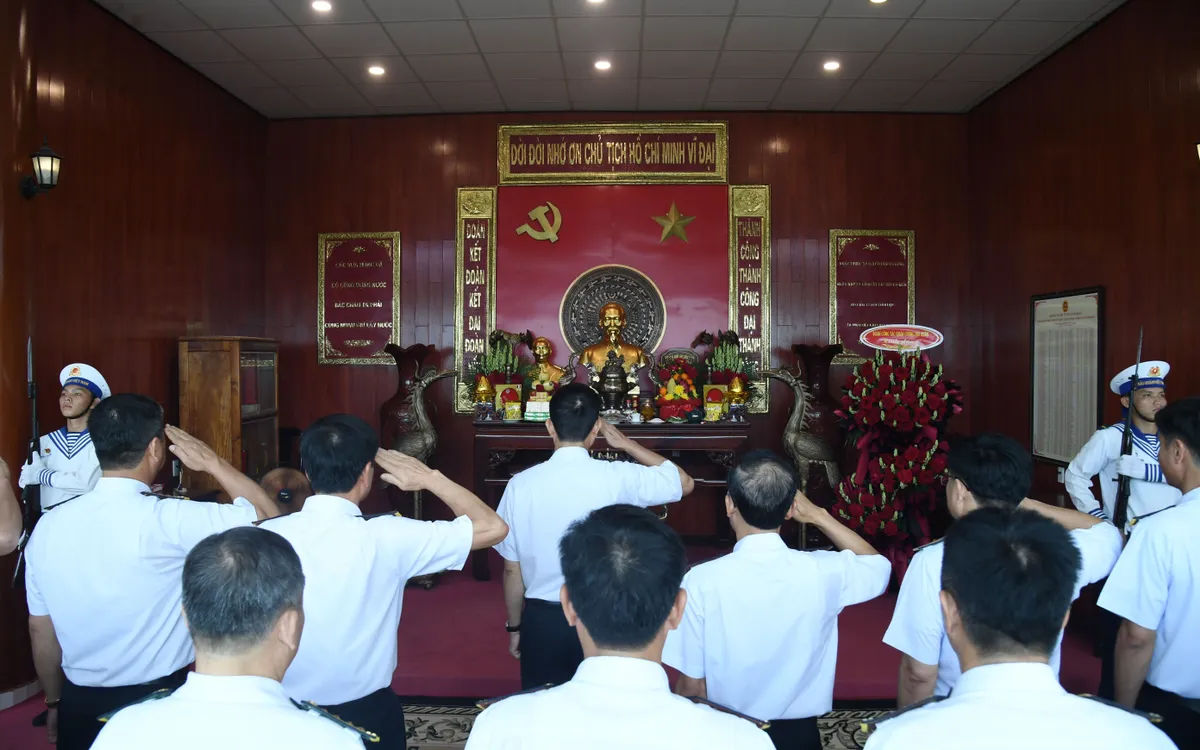 Đoàn công tác Quân chủng Hải quân tưởng niệm Chủ tịch Hồ Chí Minh
