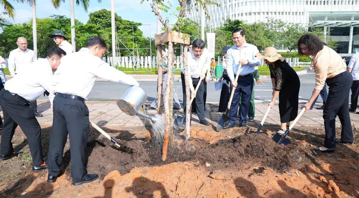 TP Hồ Chí Minh phát động Tết trồng cây “Đời đời nhớ ơn Bác Hồ” - Ảnh 1.