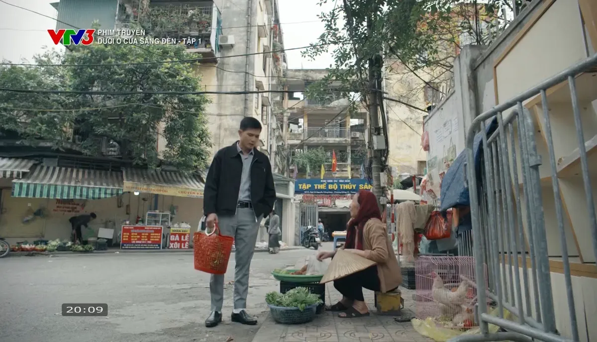 Dưới &ocirc; cửa s&aacute;ng đ&egrave;n - Tập 1: Khu tập thể cũ n&aacute;o loạn v&igrave; chiếc nồi lẩu điện gi&aacute; rẻ - Ảnh 2.