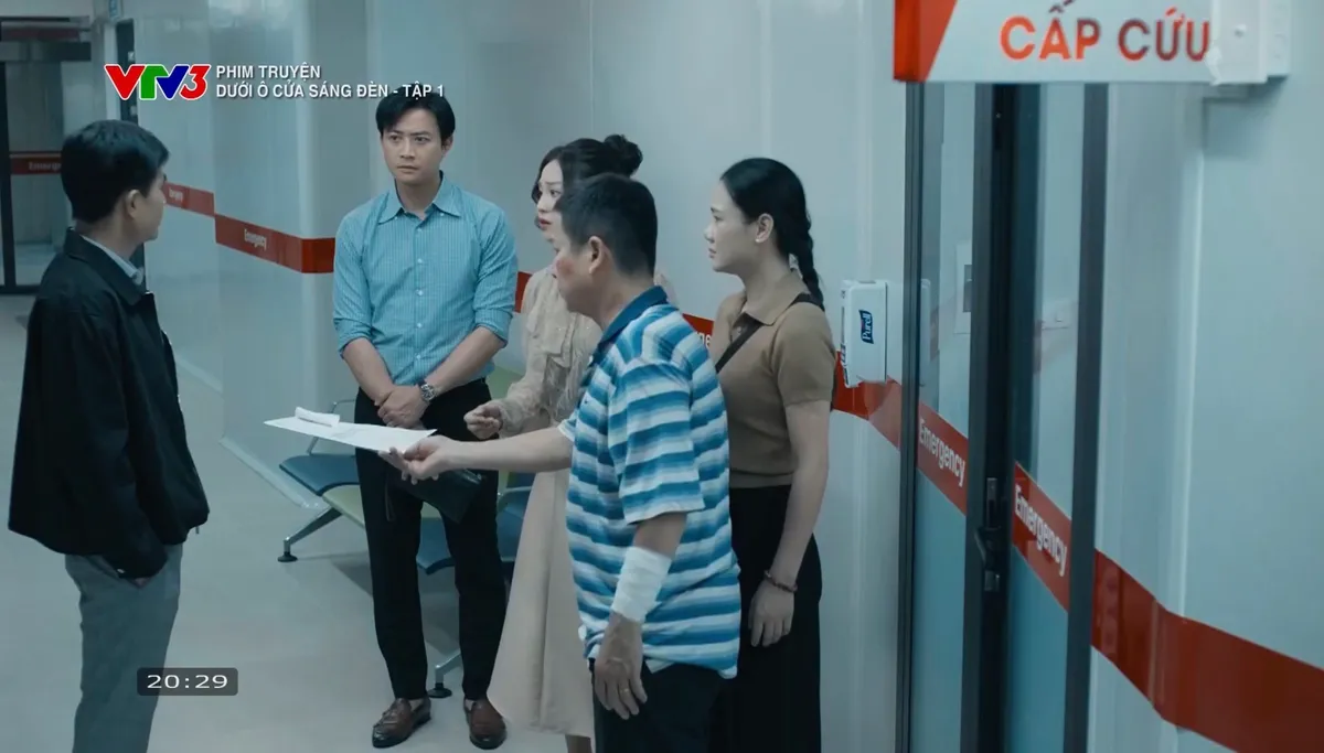 Dưới &ocirc; cửa s&aacute;ng đ&egrave;n - Tập 1: Khu tập thể cũ n&aacute;o loạn v&igrave; chiếc nồi lẩu điện gi&aacute; rẻ - Ảnh 17.