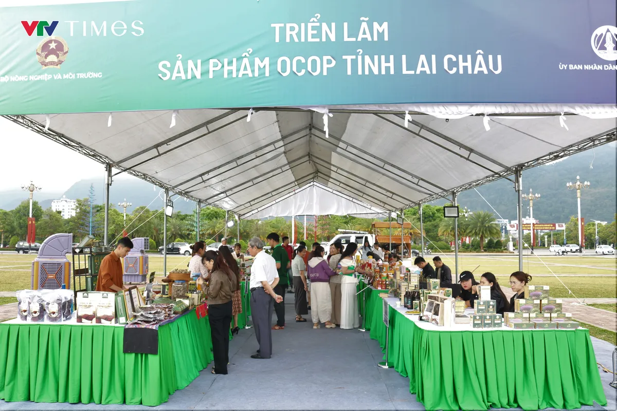 Sắc xanh từ những gian h&agrave;ng OCOP nơi phố n&uacute;i Lai Ch&acirc;u - Ảnh 1.