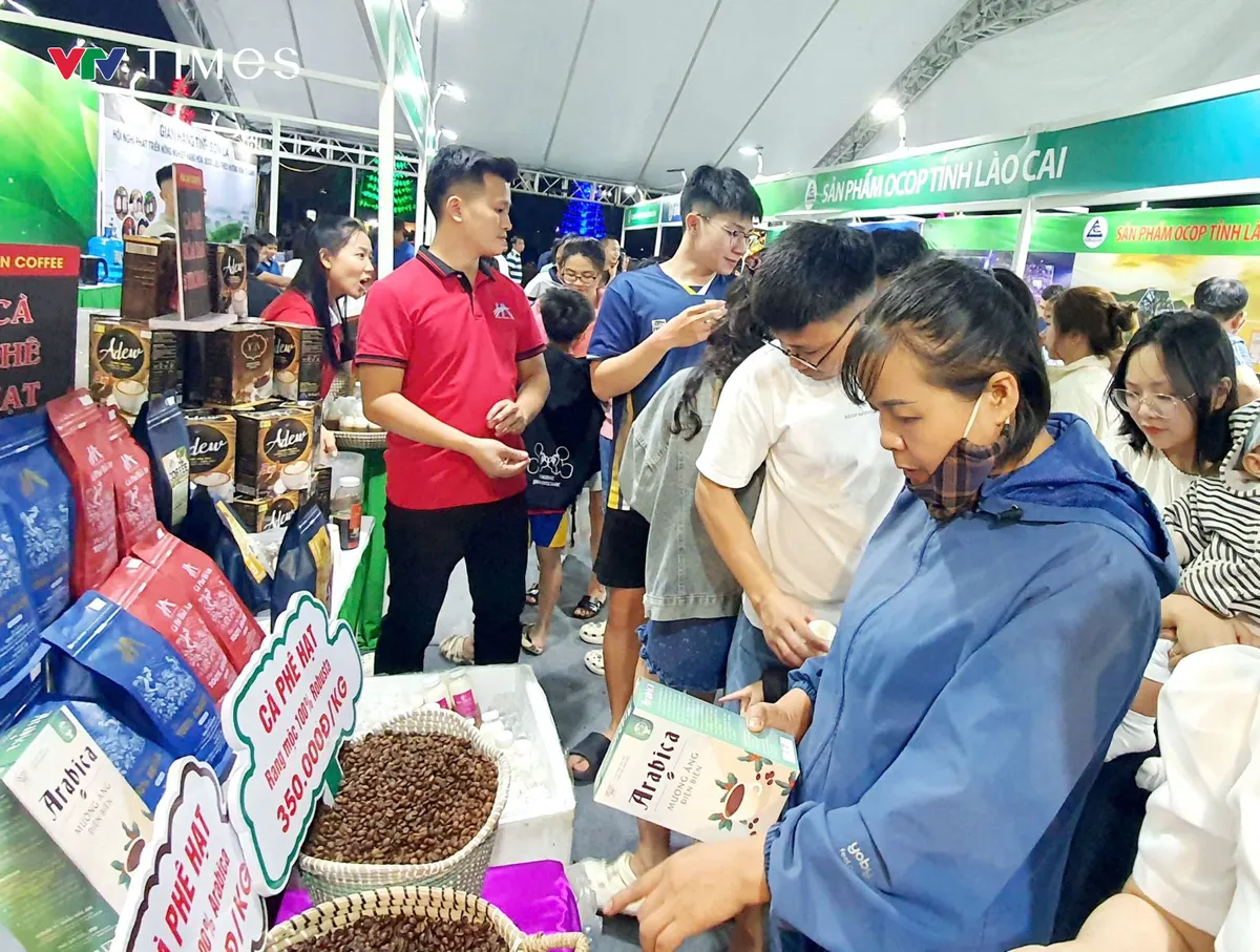 Sắc xanh từ những gian h&agrave;ng OCOP nơi phố n&uacute;i Lai Ch&acirc;u - Ảnh 2.