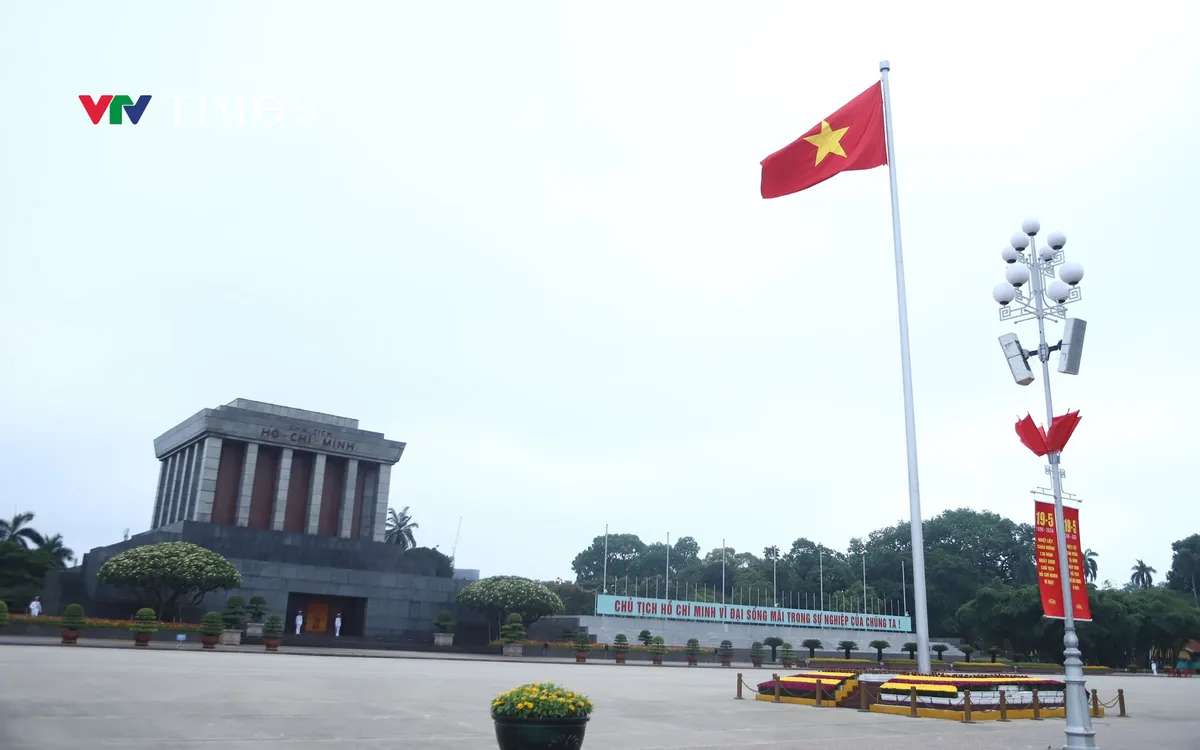 Lễ thượng cờ tại Quảng trường Ba Đình là một nghi lễ cấp quốc gia của Việt Nam, được thực hiện đều đặn vào mỗi 6 giờ sáng hàng ngày (6 giờ 30 phút vào mùa đông).

