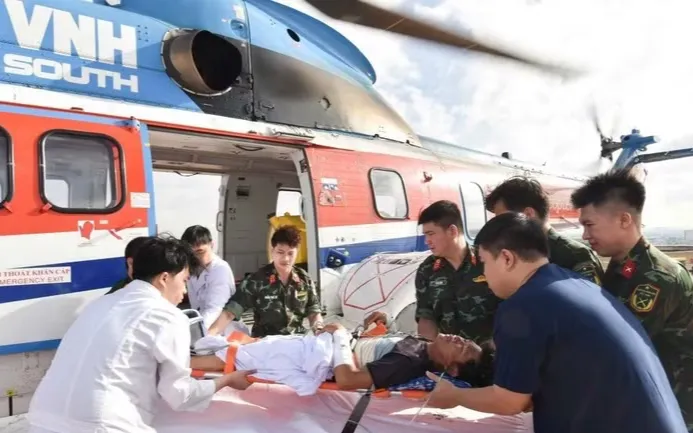 Trực thăng vận chuyển hai người bệnh từ Trường Sa về đất liền an toàn. Ảnh: TTXVN
