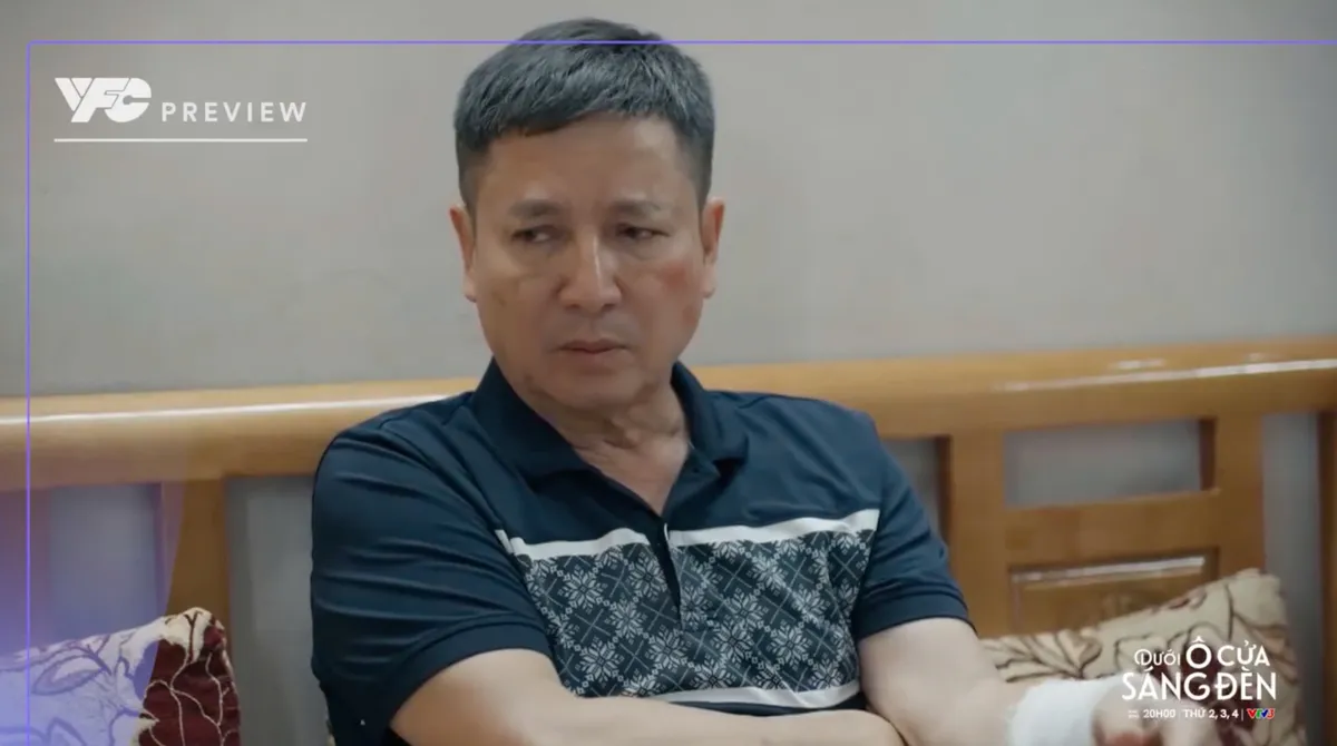 Dưới &ocirc; cửa s&aacute;ng đ&egrave;n - Tập 2: &Ocirc;ng Đăng tỏ vẻ kh&oacute; chịu với con rể ra mặt- Ảnh 4.