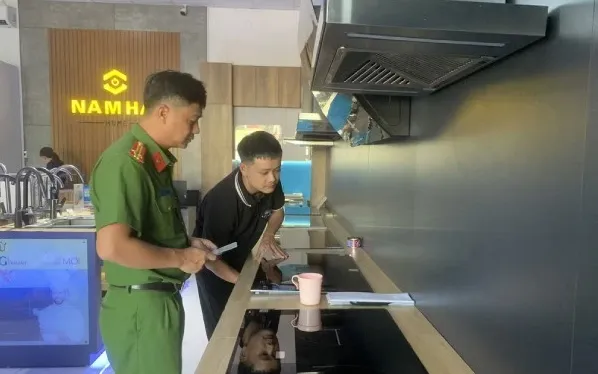 Cơ quan điều tra tiến hành kiểm tra, khám xét nơi làm việc của Vũ Trung Kiên.